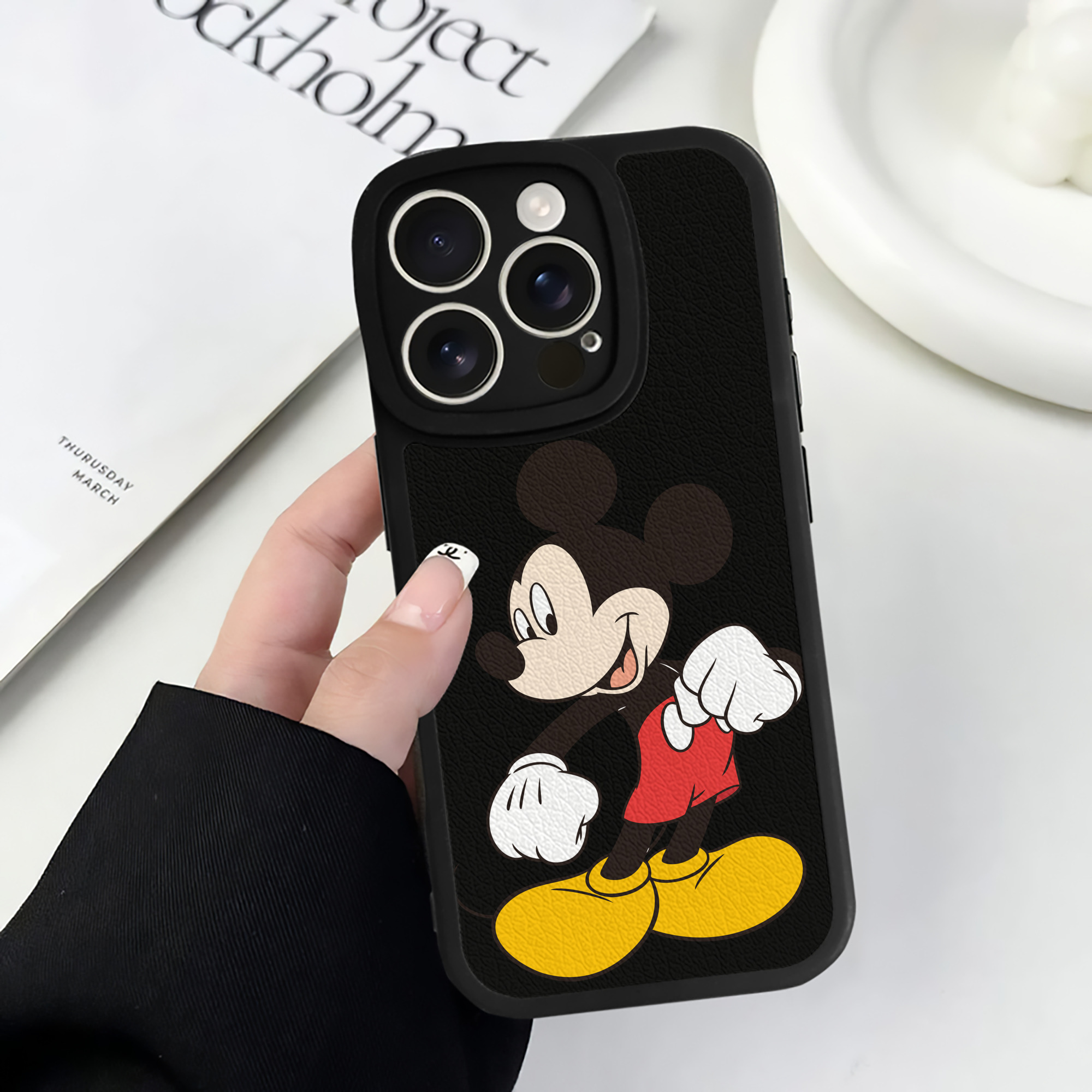 （画像用） ミッキーマウス Mickey Mouse 【iPhone 16シリーズ対応】シリコンスマホケース（レザー調） 材質：シリコン